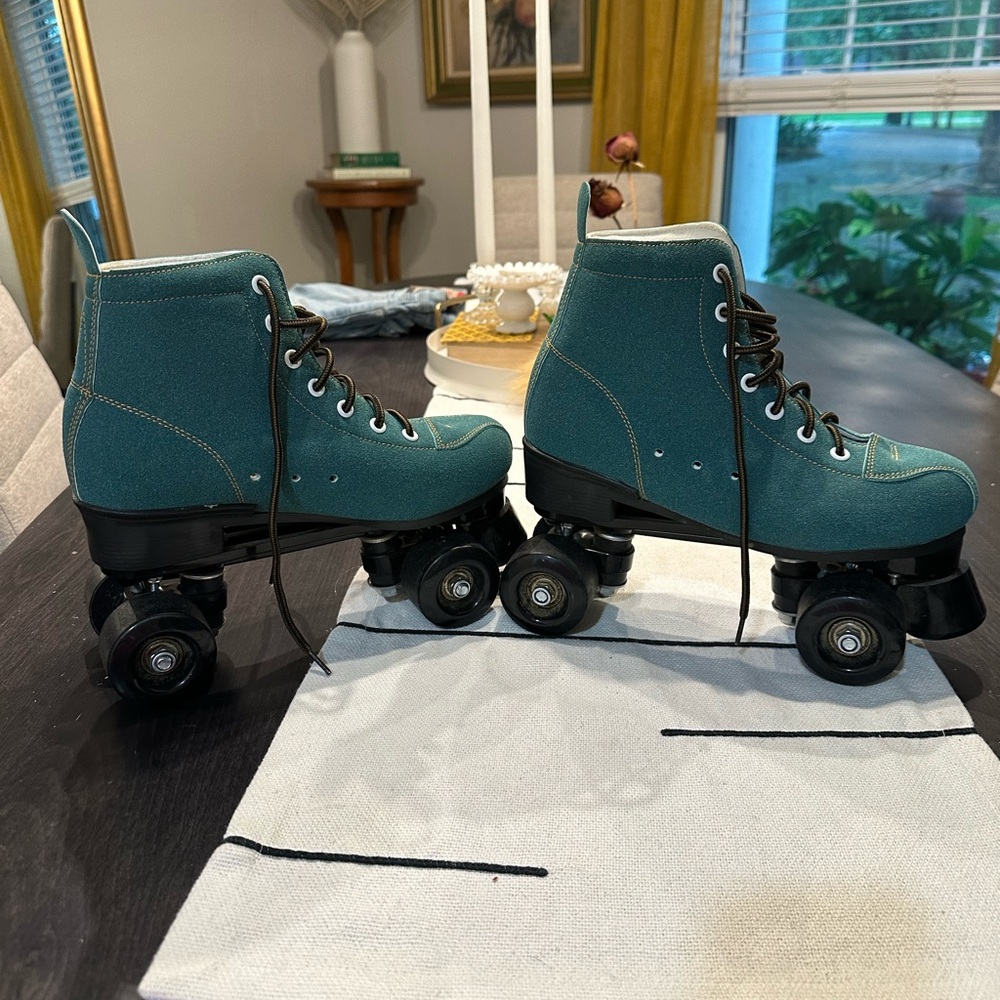 Women’s Teal Roller Skates